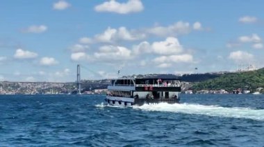 İstanbul manzaralı, manzaralı, boğaz manzaralı bir tekne turunun tadını çıkar.