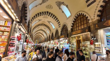 Hindi İstanbul 14 Haziran 2025. İstanbul 'da hareketli mağazalarla dolu yoğun Granda Çarşısı.