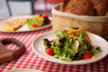 Masada taze sebze ve sebzeli renkli bir salata..