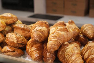 Lezzetli kruvasan ve hamur işleri bir fırın ortamında düzenlenir..