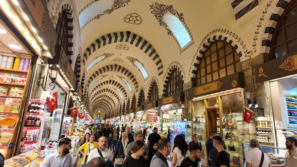 Hindi İstanbul 14 Haziran 2025. İstanbul 'da hareketli mağazalarla dolu yoğun Granda Çarşısı.