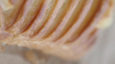 Fırından yeni fırınlanmış altın katmanlı hamur işi..