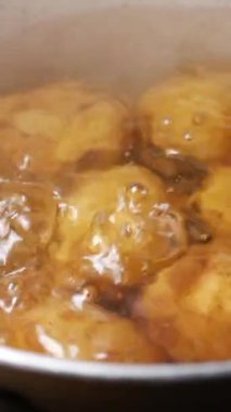 Patatesler tencerede kaynayıp, pişerken kabarcıklar çıkarırlar..