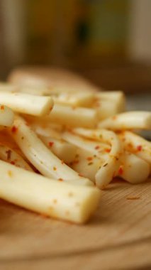 Tahtaya dizilmiş peynir çerezi.