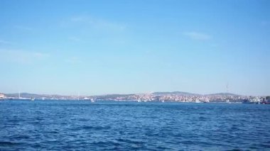 Şehrin göz kamaştırıcı manzaralı sakin bir gününün tadını çıkar..