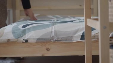 Yeni yatak odası görüntüsü için yatak örtüsü değiştirip eşyaları düzenliyorum..