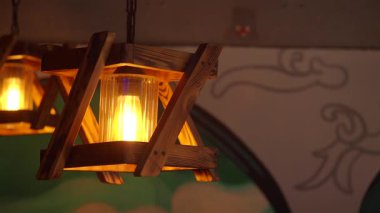 Büyüleyici bir ahşap fener sıcacık bir alana sıcak bir parıltı saçar..