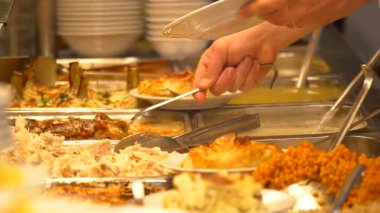 Restoranda çeşitli yemekler servis ediliyor..