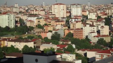 Parlak şehir manzarası öğleden sonra evleri ve yeşil alanları gözler önüne seriyor.