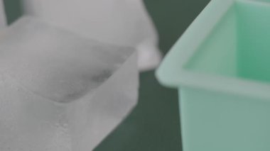 Renkli silikon kalıpların taze içecekler için buz kalıplarını şekillendirmesini izleyin..