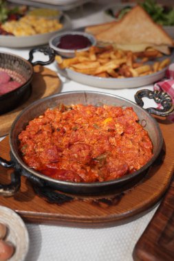 Geleneksel bir kasede servis edilen lezzetli Türk menileri..