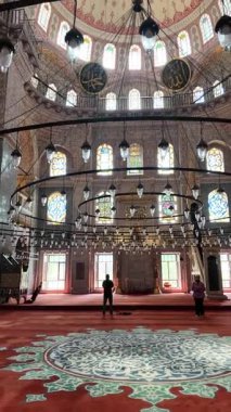 Tarihi bir caminin iç yüzünü ayrıntılı sanat eserleriyle keşfedin..