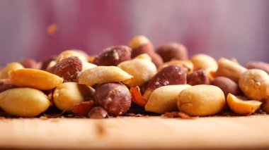  Peanuts 'ın yavaş çekimde tahtaya düşmesi ,