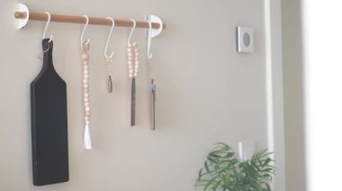 Güzel mutfak aksesuarları modern bir evde sergileniyor..