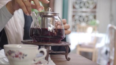 Güzel bir kafede çay hazırlarken rahatlatıcı bir anın tadını çıkarıyorum..