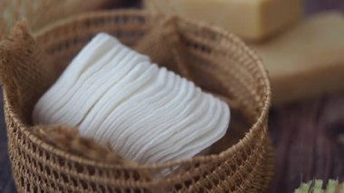 Masanın üzerindeki pamuk yastık ve sabunun yakın çekimi. .