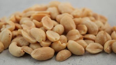 Bir yığın kavrulmuş, tuzsuz fıstık temiz bir yüzeyde gösterilir..