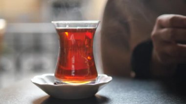 Sıcak bir öğleden sonra sıcak Türk çayının tadını çıkarıyorum..