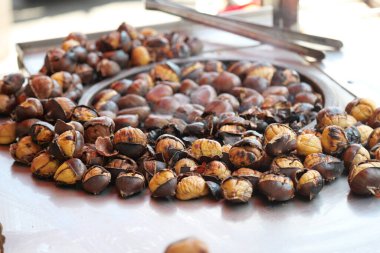 Kavrulmuş kestaneler açık hava pazarında bir el arabasında sergilenir..