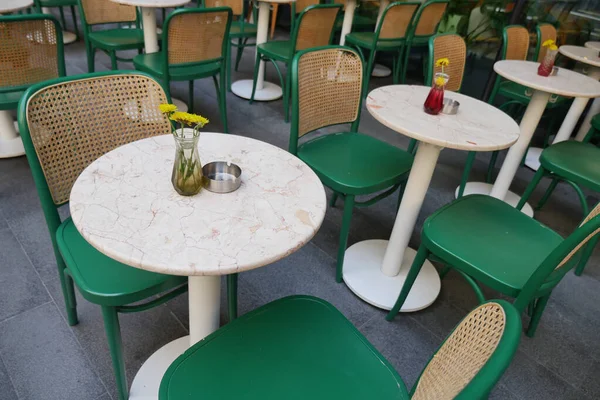 Yeşil sandalyeli rahat kafe ve mermer masalar rahatlamaya davetiye çıkarıyor.