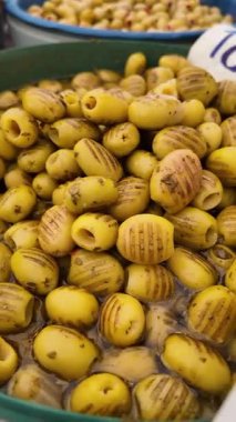 İnsanlar yeni hasat edilmiş yabani mantarların olduğu bir pazarı keşfediyorlar..