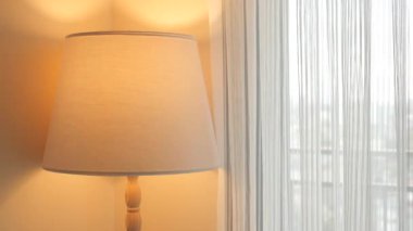 Lambadan süzülen yumuşak bir ışık, odayı doldurur..