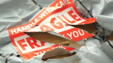 Hasarlı bir paket içinde görünür bir kırılgan etiket gösterir