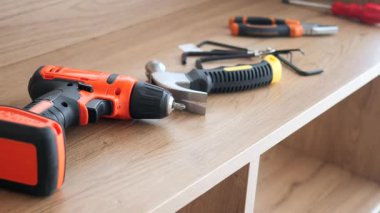 Bir görev için ahşap bir çalışma yüzeyi üzerine çeşitli araçlar serilmiş.