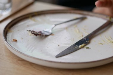 Masada boş bir tabak ve çatal bıçak var..