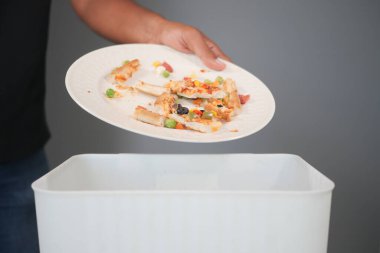 Yemek artıkları basit bir şekilde çöp kutusuna atılıyor..