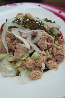 Lezzetli salata sağlıklı bir yemek için ton balığı, taze marul ve soğan karışımı..