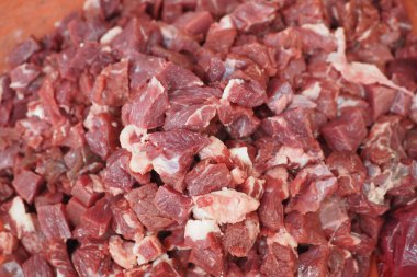 Çiğ et yığını, satılık parlak kırmızı et sergileniyor..