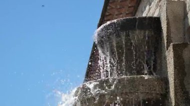 Parlak mavi gökyüzünün altında bir taş çeşme serinlik sunuyor..