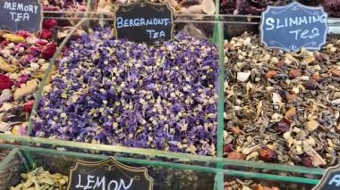 Müşteriler çeşitli amaçlar için renkli bitki çayı karışımına hayran kalırlar..