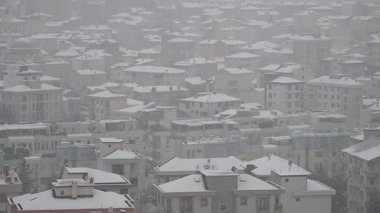 Sakin bir şehirdeki evleri kaplayan kar, sakin bir kış manzarası yaratıyor..