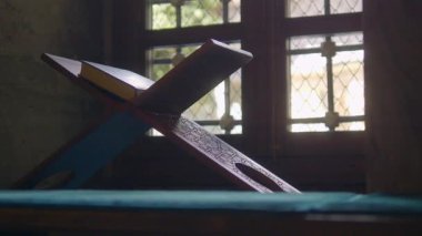 Kutsal Kur 'an Kitap standında.