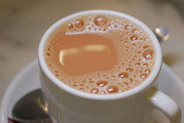 Sıcak bir fincan sütlü çay..