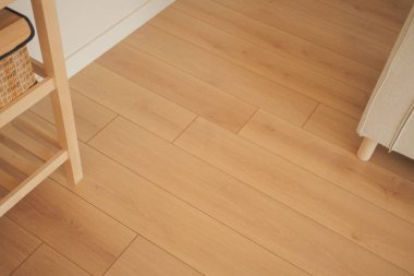 Hafif ahşap döşeme yaşam alanının rahat atmosferini arttırır..