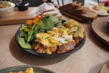 Ekmek ve taze yeşilliklerle haşlanmış yumurtalarla lezzetli bir brunch 'ın tadını çıkarıyorum..