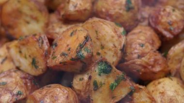 Bitkilerle tatlandırılmış kızarmış patateslerin tadını çıkarın..