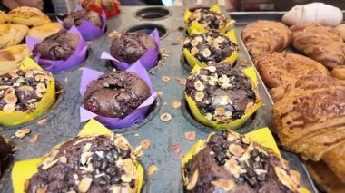 İnsanlar pastanede çeşitli lezzetli kekleri tadıyorlar..