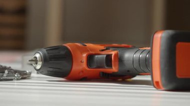 Yetenekli bir insan ağaç işçiliği projeleri için elektrikli matkap kullanır..