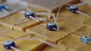 Benzersiz tasarımları olan renkli el yapımı sabunlar satılık.