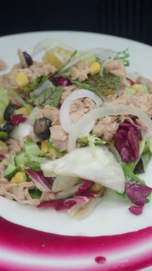 Bu sağlıklı yemekte ton balığı, yeşillik ve sebzenin tadını çıkar..