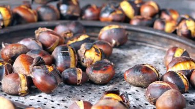 Meşgul pazar yerinde kavrulmuş kestane aromasının tadını çıkar..