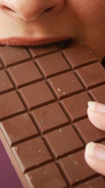 Isırılmak üzere olan kıtır çikolatayı yakından çek..