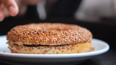 Taze susamlı simit beyaz bir tabakta servis edilir..