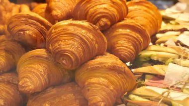 Lezzetli kruvasanlar ve sandviçler fırında sergileniyor..