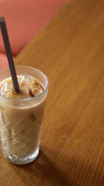 Buzlu kahveyi bardakta buz küpleriyle servis ediyorum..