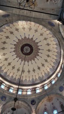 Zengin kültür mirasının sergilendiği bir cami kubbesinin karmaşık tasarımlarını keşfedin..